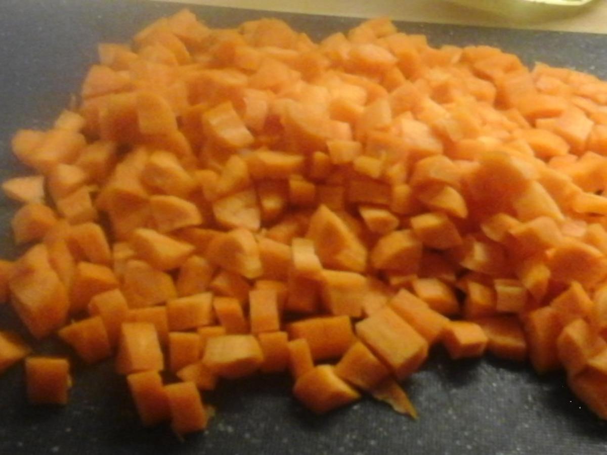 Paniertes Schellfisch Filet mit Koriander Rahm Sauce, Butter Möhren ...