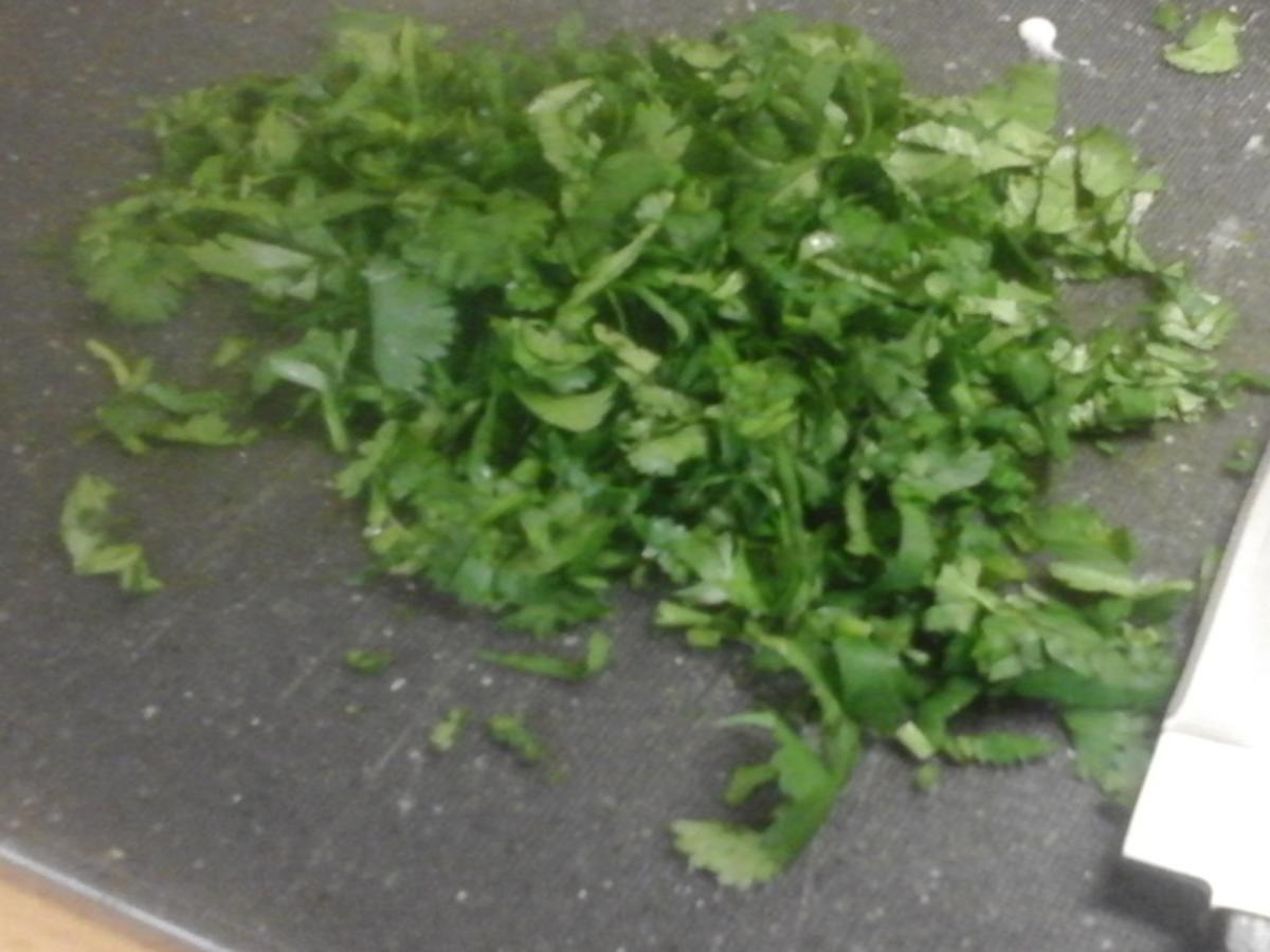 Paniertes Schellfisch Filet mit Koriander Rahm Sauce, Butter Möhren ...