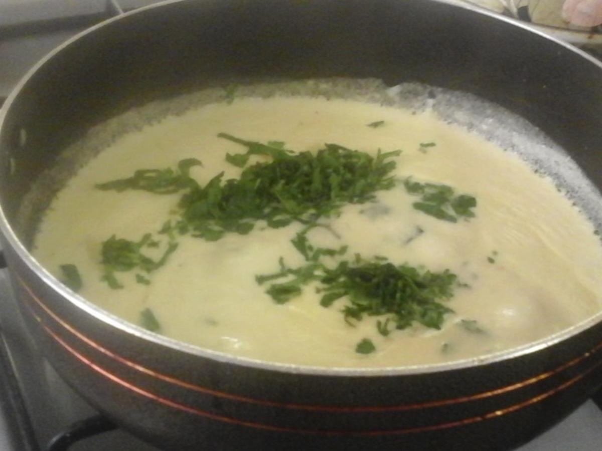 Paniertes Schellfisch Filet mit Koriander Rahm Sauce, Butter Möhren ...