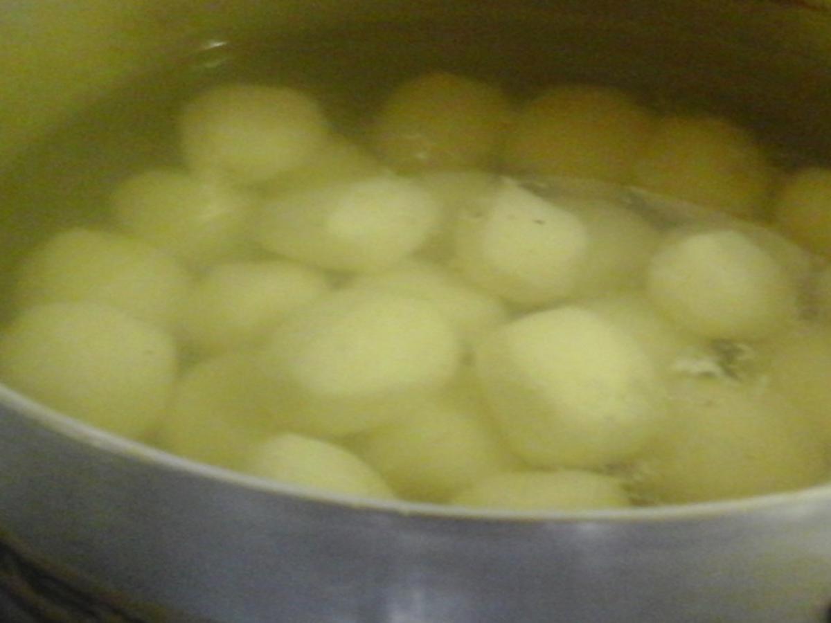 Paniertes Schellfisch Filet mit Koriander Rahm Sauce, Butter Möhren ...