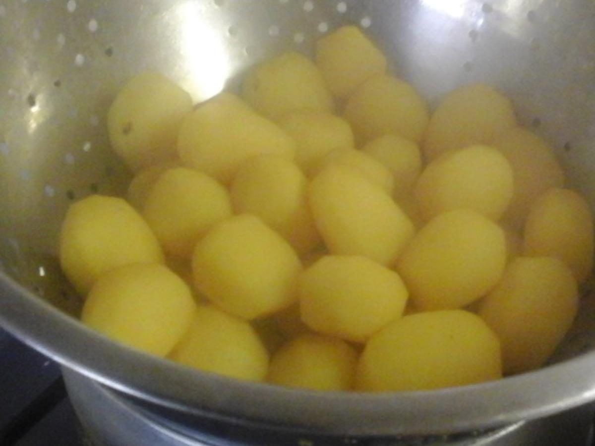 Paniertes Schellfisch Filet mit Koriander Rahm Sauce, Butter Möhren ...