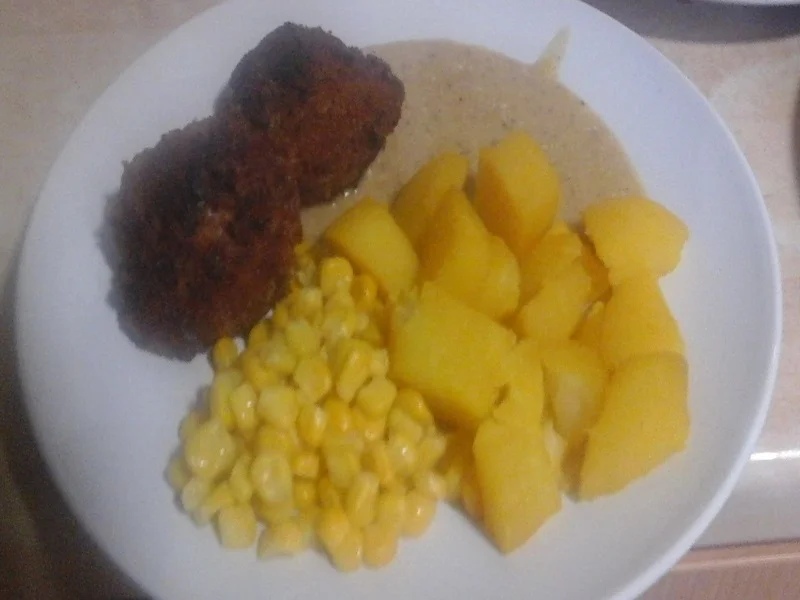 Buletten mit pikanter Sauce, Buttermais und gelben Kartoffeln - Rezept - Bild Nr. 2