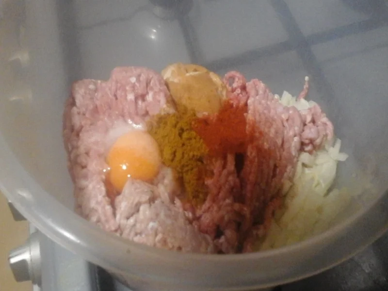 Buletten mit pikanter Sauce, Buttermais und gelben Kartoffeln - Rezept - Bild Nr. 3