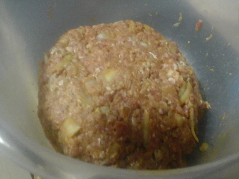 Buletten mit pikanter Sauce, Buttermais und gelben Kartoffeln - Rezept - Bild Nr. 4