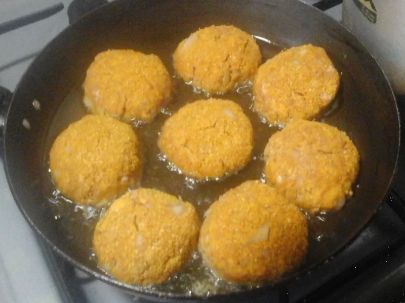 Buletten mit pikanter Sauce, Buttermais und gelben Kartoffeln - Rezept - Bild Nr. 5