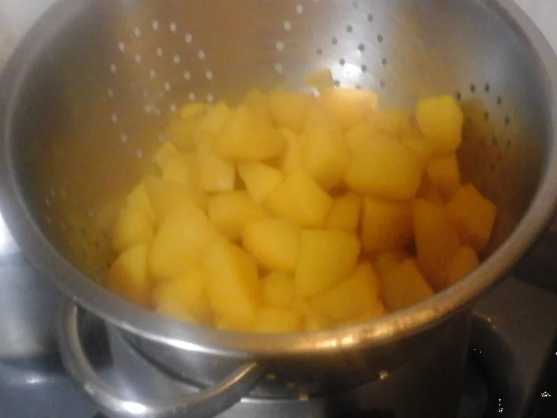 Buletten mit pikanter Sauce, Buttermais und gelben Kartoffeln - Rezept - Bild Nr. 11