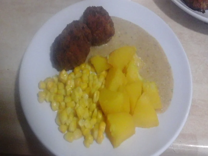 Buletten mit pikanter Sauce, Buttermais und gelben Kartoffeln - Rezept - Bild Nr. 13