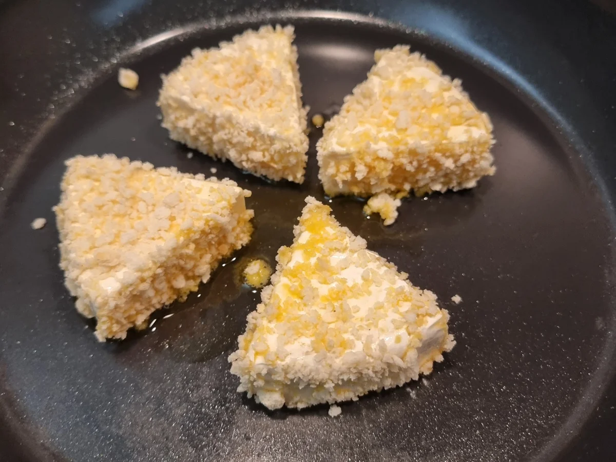 Gebackene Camembert-Ecken mit Wildkräutersalat - Rezept - Bild Nr. 17333