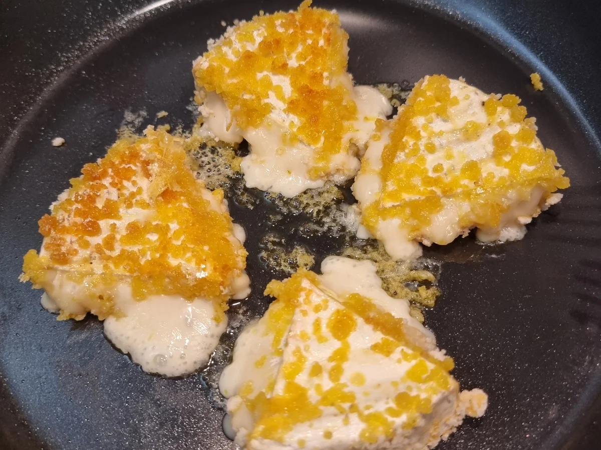 Gebackene Camembert-Ecken mit Wildkräutersalat - Rezept - Bild Nr. 17334