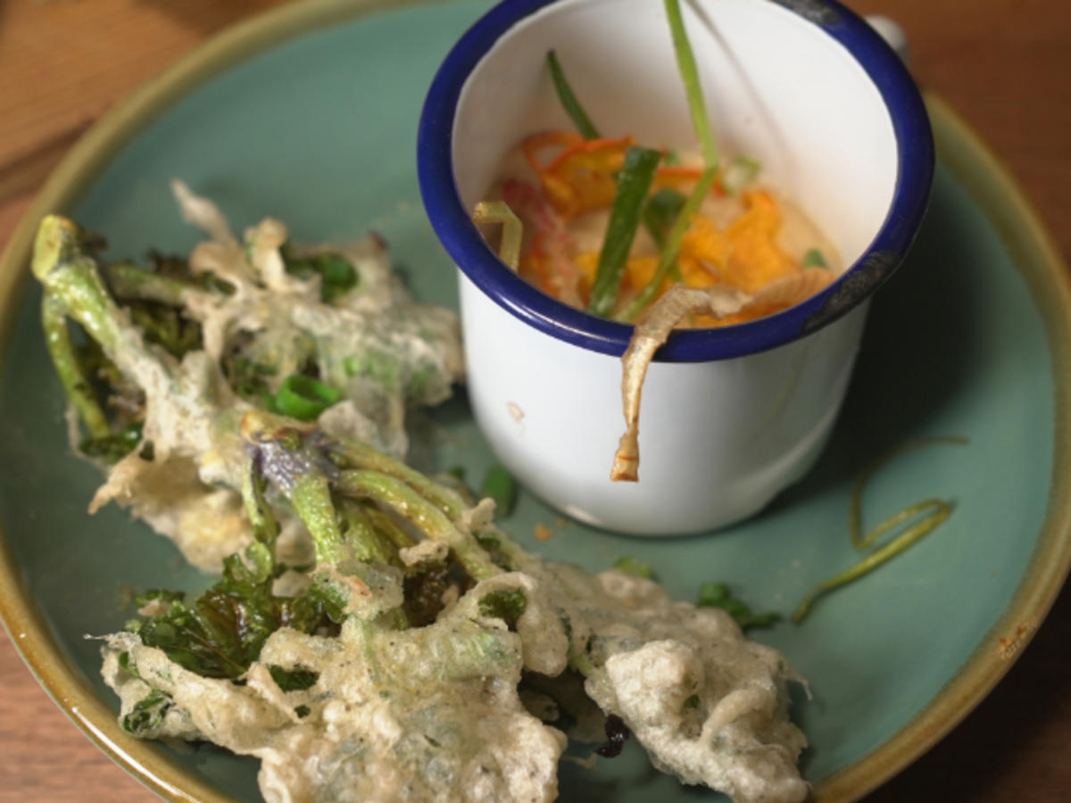 Pastinakensuppe mit Kartoffelbrot und Kohlröschen im Schlafrock ...