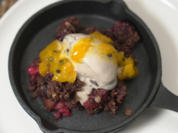 Schoko-Apfel-Beeren-Crumble mit Stracciatella-Bananen-Tahini-Eis - Rezept - Bild Nr. 17328