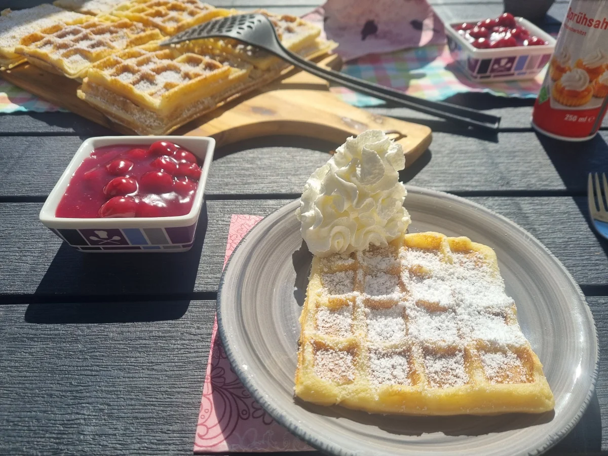 Rezept: Belgische Waffeln mit Sahne und Schattenmorellen Bild Nr. 17328 Belgische Waffeln mit Sahne und Schattenmorellen - Rezept - Bild Nr. 17328