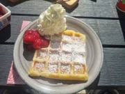 Belgische Waffeln mit Sahne und Schattenmorellen - Rezept - Bild Nr. 17329