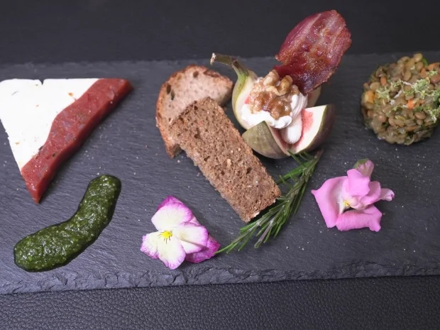 Frischkäse-Terrine mit Linsensalat und Karotten-Walnuss-Brot - Rezept - Bild Nr. 2