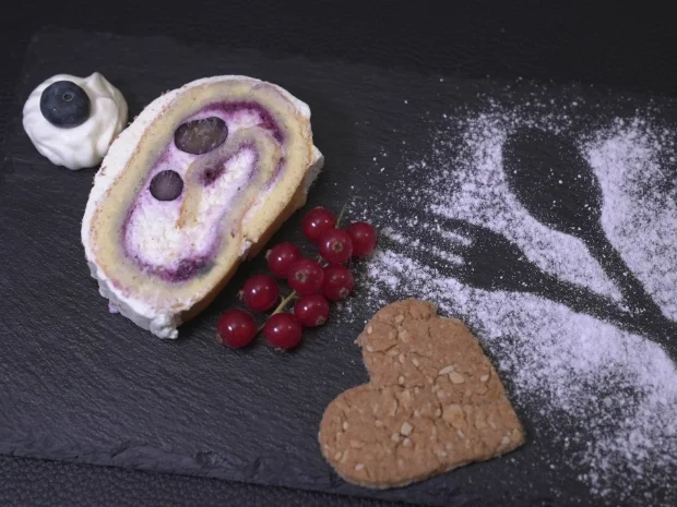 Biskuitrolle mit geeister Heidelbeere und Knusperkeks - Rezept - Bild Nr. 17328