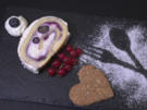 Biskuitrolle mit geeister Heidelbeere und Knusperkeks - Rezept - Bild Nr. 17328