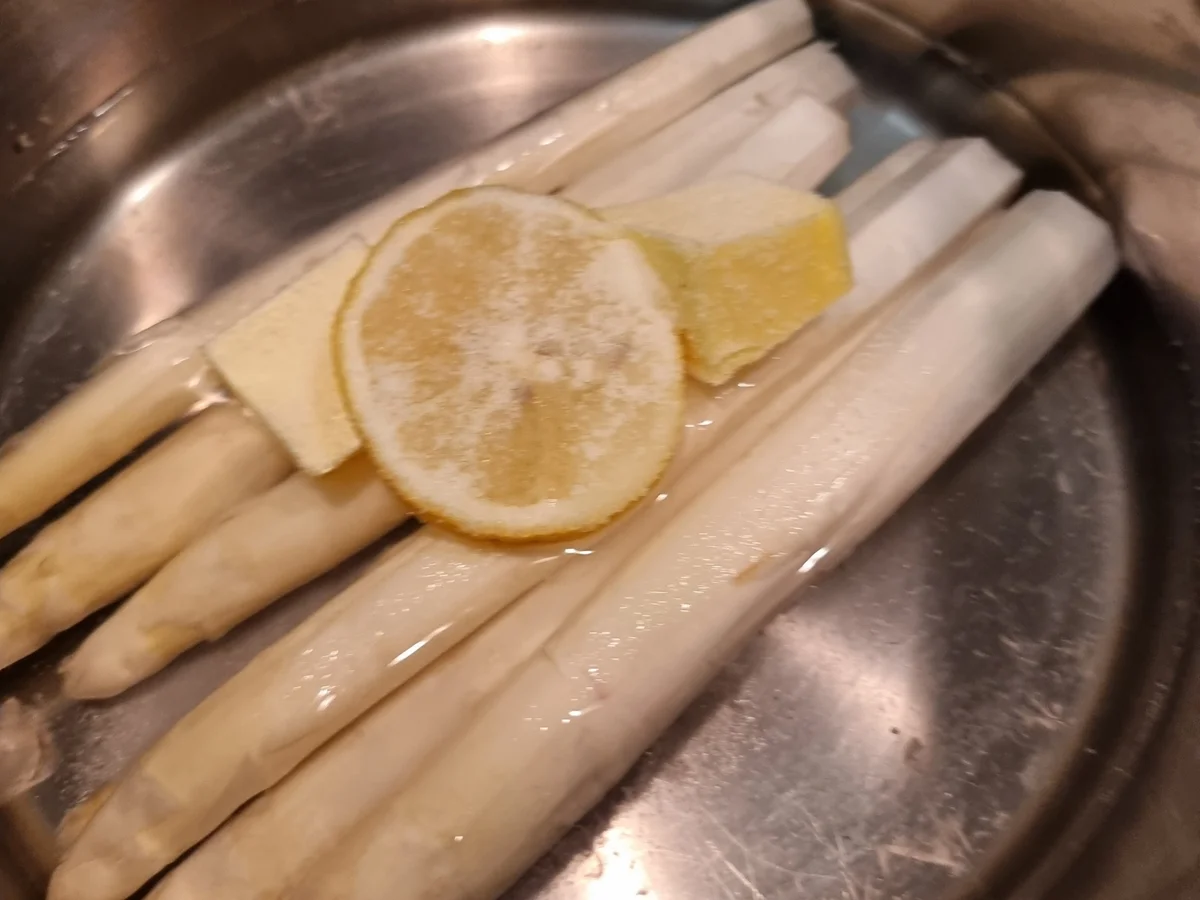 Spargel mit Zitronen-Butter-Sauce und Garnelen - Rezept - Bild Nr. 17330