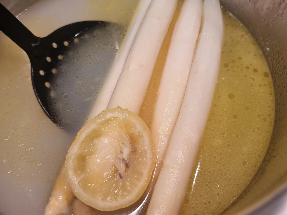 Spargel mit Zitronen-Butter-Sauce und Garnelen - Rezept - Bild Nr. 17336