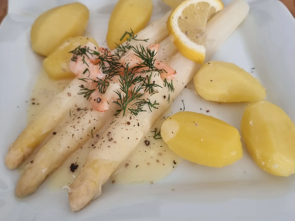 Spargel mit Zitronen-Butter-Sauce und Garnelen - Rezept - Bild Nr. 17338