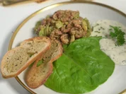 Krabbentatar auf Blattsalat mit Remoulade und Brotchips - Rezept - Bild Nr. 2