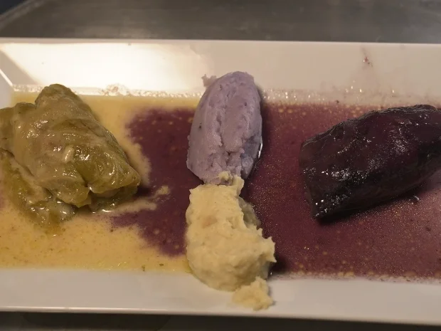 Zweierlei Kohlrouladen mit Kartoffelstampf und Selleriepüree - Rezept - Bild Nr. 2