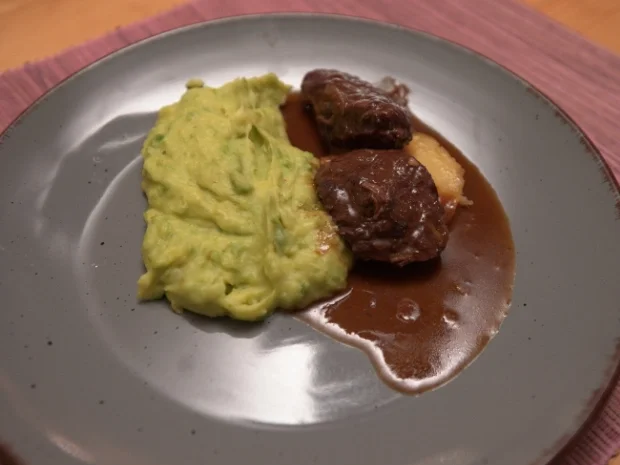 Rezept: Schweinebäckchen auf karamellisierter Apfelscheibe mit Kartoffel-Erbsen-Püree Bild Nr. 2 Schweinebäckchen auf karamellisierter Apfelscheibe mit Kartoffel-Erbsen-Püree - Rezept - Bild Nr. 2