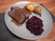 Geschmortes Rind mit zweierlei Knödeln und Rotkohl - Rezept - Bild Nr. 2
