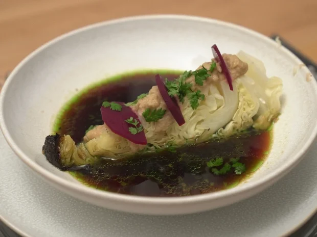 Spitzkohl mit Zwiebelcreme, Rote Bete und Kartoffelstroh - Rezept - Bild Nr. 2