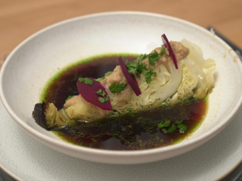 Spitzkohl mit Zwiebelcreme, Rote Bete und Kartoffelstroh - von Das ...