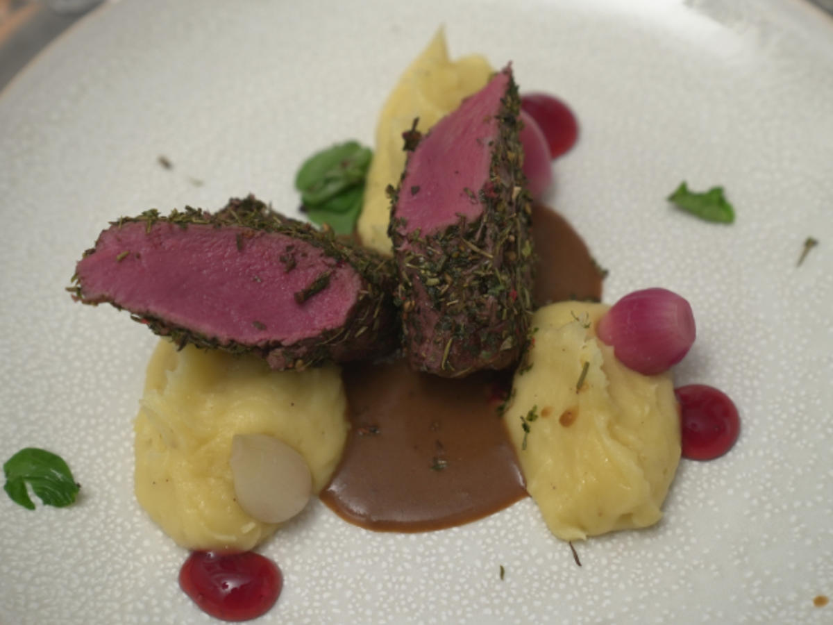 Rehrücken mit Kartoffelpüree, Steinpilzsoße und Johannisbeergel - Rezept - Bild Nr. 2