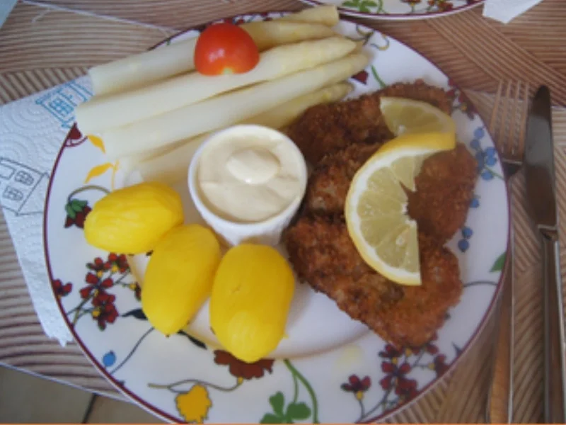 Kurzspargel mit Knusper-Schnitzeln und Frühkartoffeln - Rezept - Bild Nr. 17338