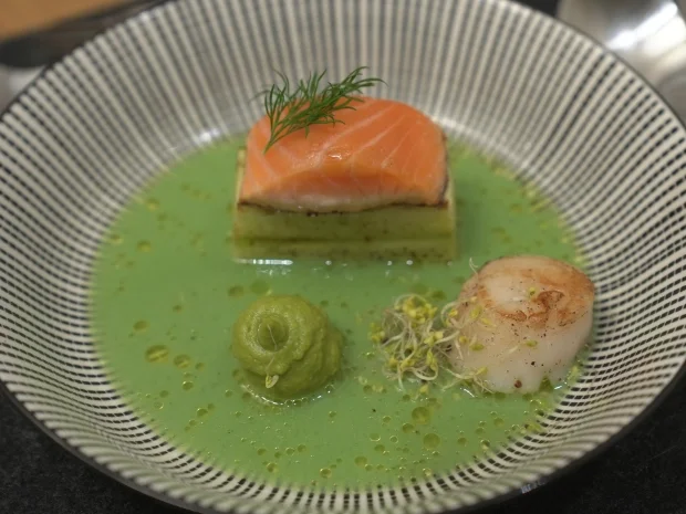 Lachs auf Gurken-Quader mit Erbsenpüree und Jakobsmuschel - Rezept - Bild Nr. 2