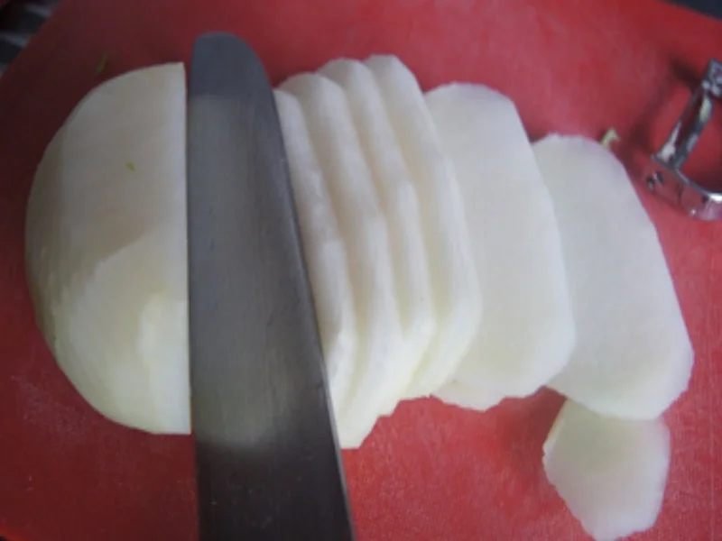 Rezept: Spargel-Sahne-Suppe mit Kohlrabi-und Mettbällchen-Einlage Bild Nr. 3 Spargel-Sahne-Suppe mit Kohlrabi-und Mettbällchen-Einlage - Rezept - Bild Nr. 3