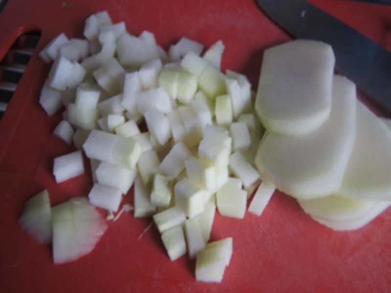 Rezept: Spargel-Sahne-Suppe mit Kohlrabi-und Mettbällchen-Einlage Bild Nr. 4 Spargel-Sahne-Suppe mit Kohlrabi-und Mettbällchen-Einlage - Rezept - Bild Nr. 4