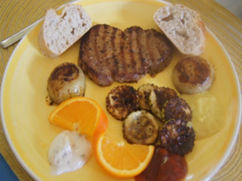 Schweinesteak mit gebratenen Zwiebeln und Zucchini, Saucentrio, Baguette und  Salat - Rezept - Bild Nr. 17338