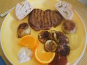 Schweinesteak mit gebratenen Zwiebeln und Zucchini, Saucentrio, Baguette und  Salat - Rezept - Bild Nr. 17338