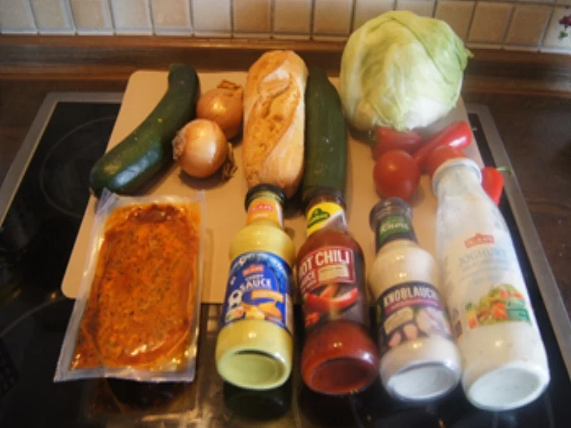 Schweinesteak mit gebratenen Zwiebeln und Zucchini, Saucentrio, Baguette und  Salat - Rezept - Bild Nr. 17339