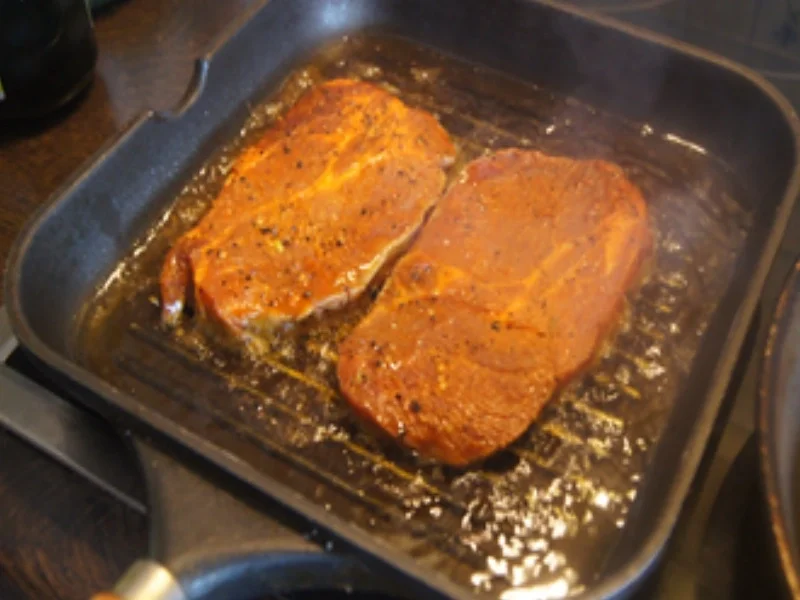 Schweinesteak mit gebratenen Zwiebeln und Zucchini, Saucentrio, Baguette und  Salat - Rezept - Bild Nr. 17340