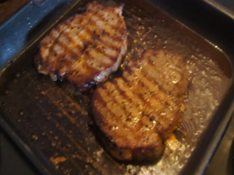 Schweinesteak mit gebratenen Zwiebeln und Zucchini, Saucentrio, Baguette und  Salat - Rezept - Bild Nr. 17341
