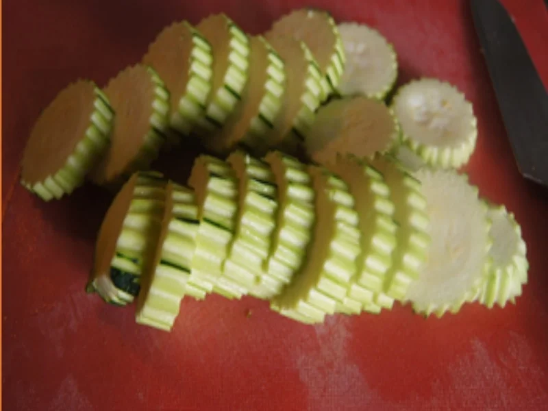 Schweinesteak mit gebratenen Zwiebeln und Zucchini, Saucentrio, Baguette und  Salat - Rezept - Bild Nr. 17342