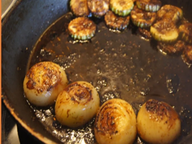 Schweinesteak mit gebratenen Zwiebeln und Zucchini, Saucentrio, Baguette und  Salat - Rezept - Bild Nr. 17344