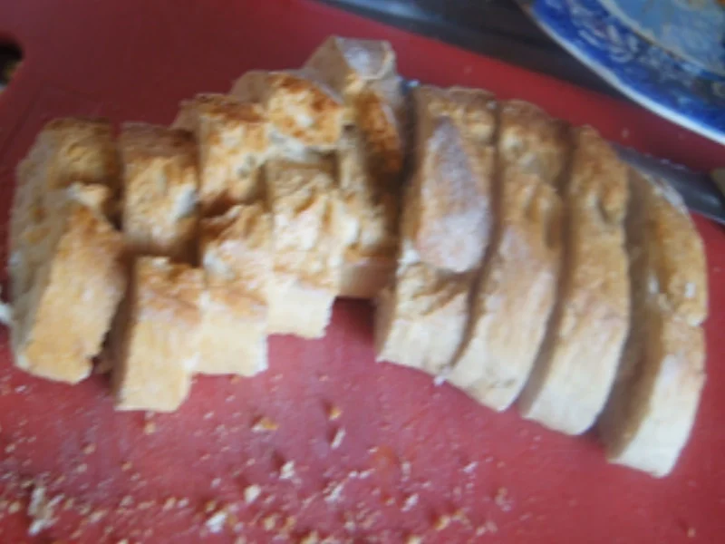 Schweinesteak mit gebratenen Zwiebeln und Zucchini, Saucentrio, Baguette und  Salat - Rezept - Bild Nr. 17345