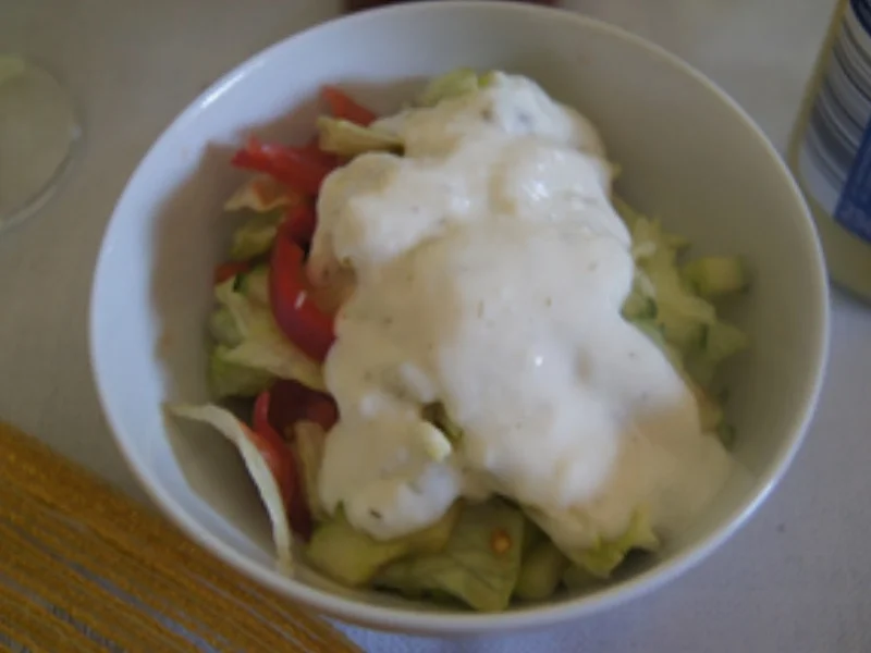 Schweinesteak mit gebratenen Zwiebeln und Zucchini, Saucentrio, Baguette und  Salat - Rezept - Bild Nr. 17347