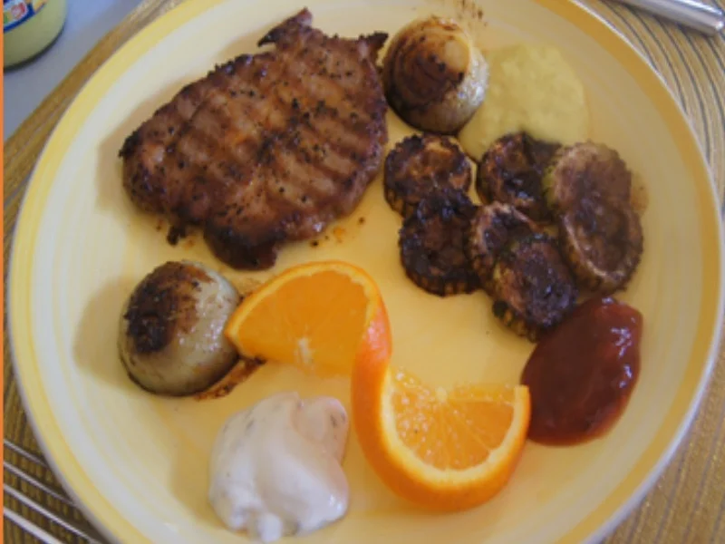 Schweinesteak mit gebratenen Zwiebeln und Zucchini, Saucentrio, Baguette und  Salat - Rezept - Bild Nr. 17348