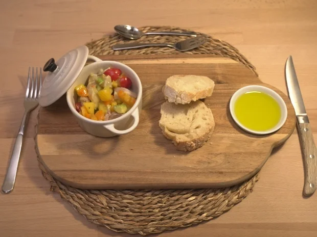 Saibling im bunten Bett, dazu Olivenöl mit selbstgebackenem Brot - Rezept - Bild Nr. 17338