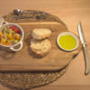 Saibling im bunten Bett, dazu Olivenöl mit selbstgebackenem Brot - Rezept - Bild Nr. 17338