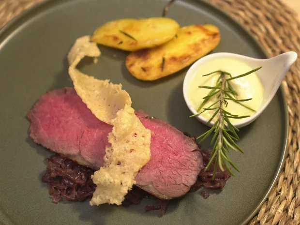 Roastbeef mit Olivenschaum, Parmesan und Kartoffeln - Rezept - Bild Nr. 2