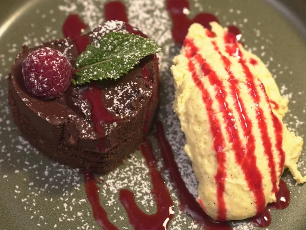 Schokoladenkuchen mit Bayerisch Creme und Himbeersoße - Rezept - Bild Nr. 17338