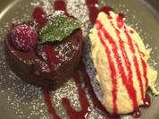 Schokoladenkuchen mit Bayerisch Creme und Himbeersoße - Rezept - Bild Nr. 17338