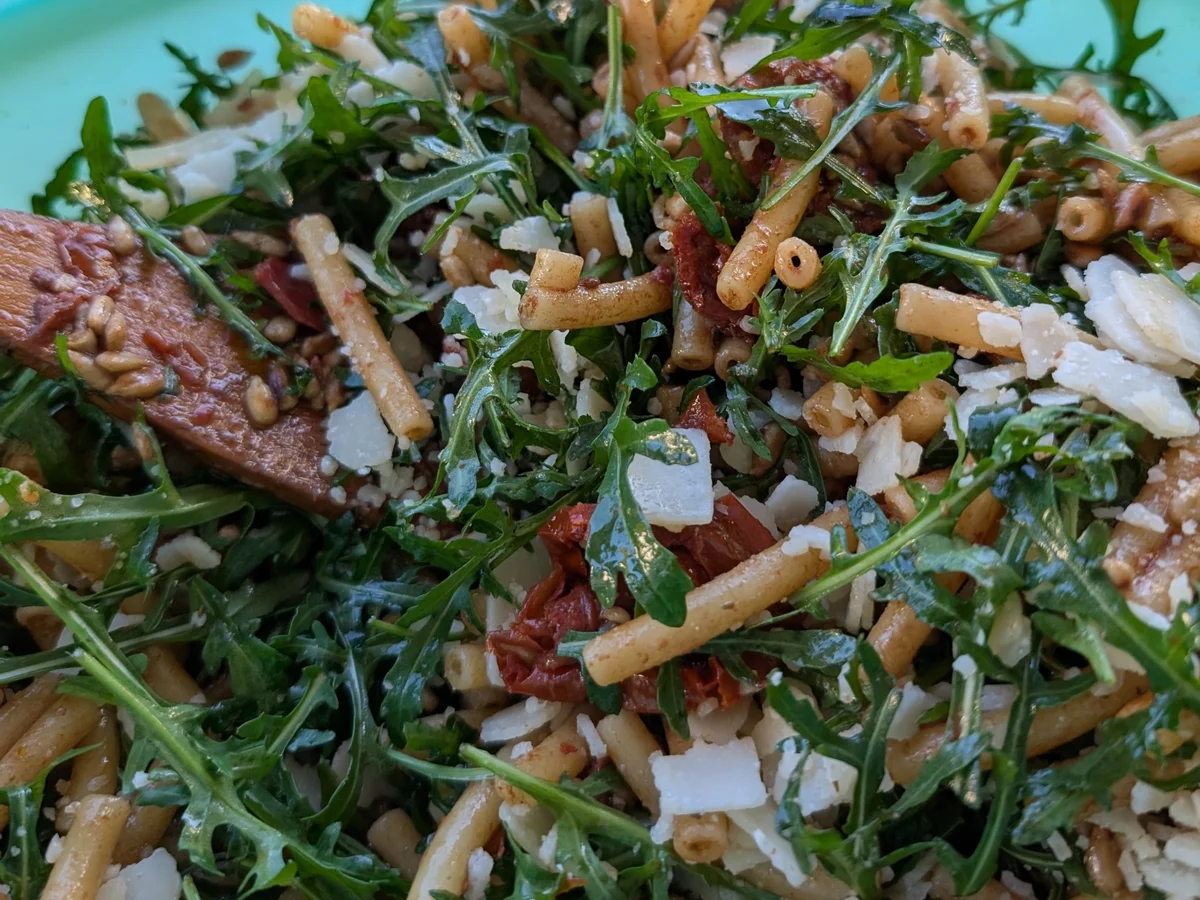 Maccheroni-Salat mit getrockneten Tomaten, Rucola und Parmesan - Rezept - Bild Nr. 17339
